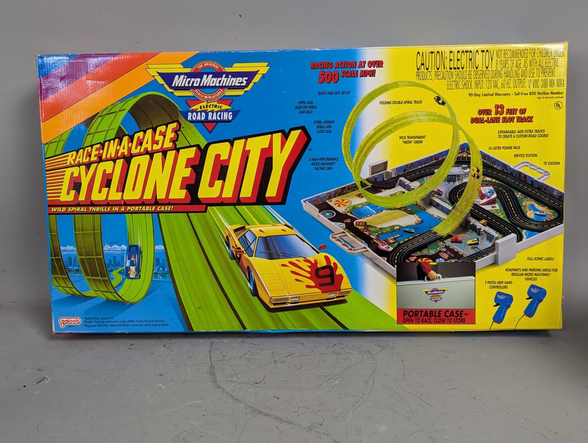 Galoob Micro Machines Cyclone City Playset Race-in-a-Case 1990 Vintage Toy