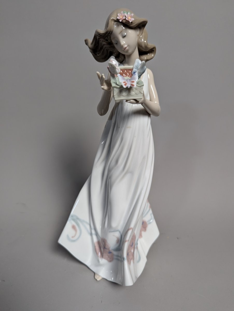 Lladro Butterfly Treasures Porcelain Figurine #6777 by Jose Puche Retired Collectible