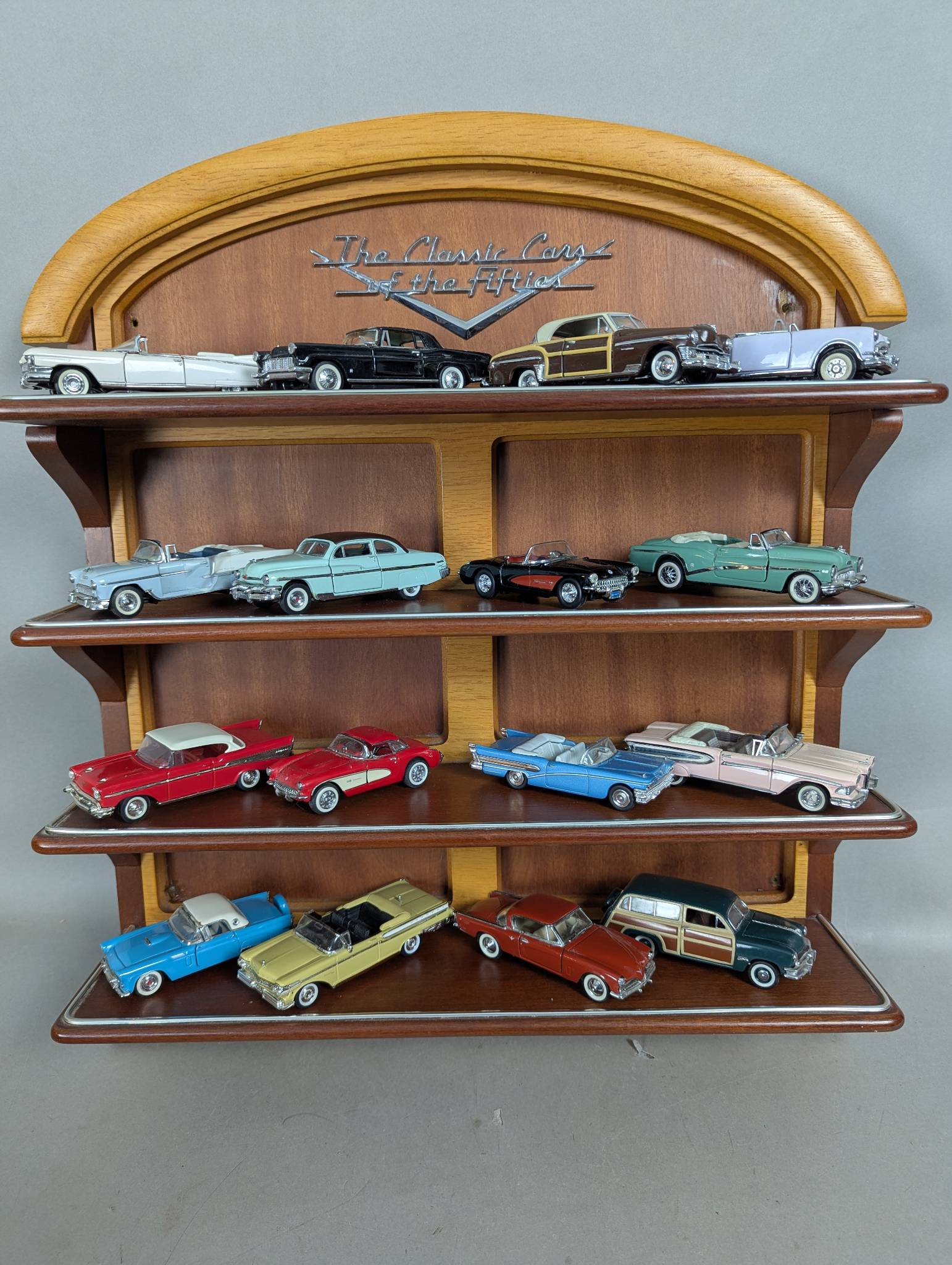 Lot of 16 Classic Cars of the Fifties with Display 