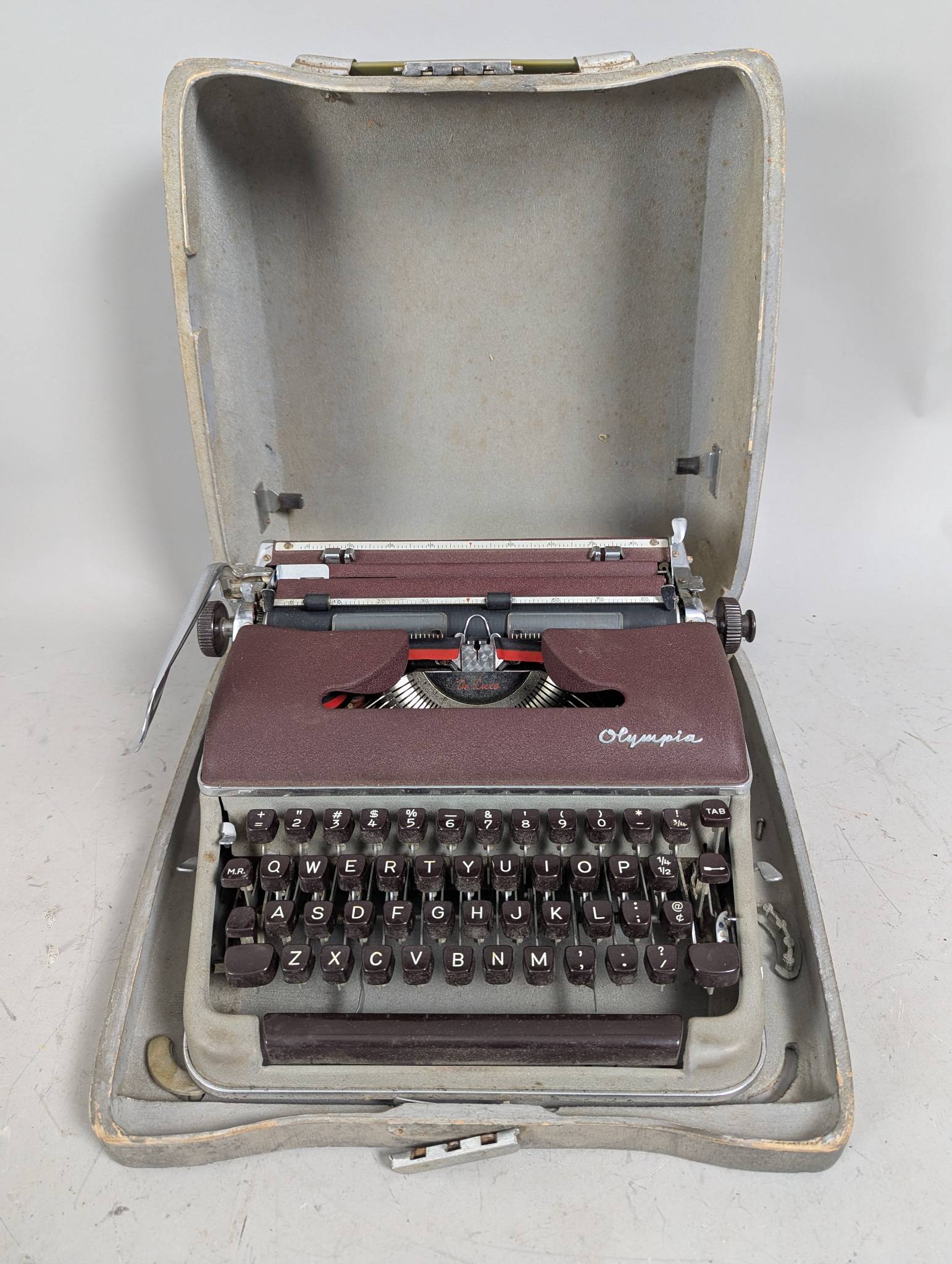 Olympia De Luxe Typewriter with Case in Estate Fresh Condition
